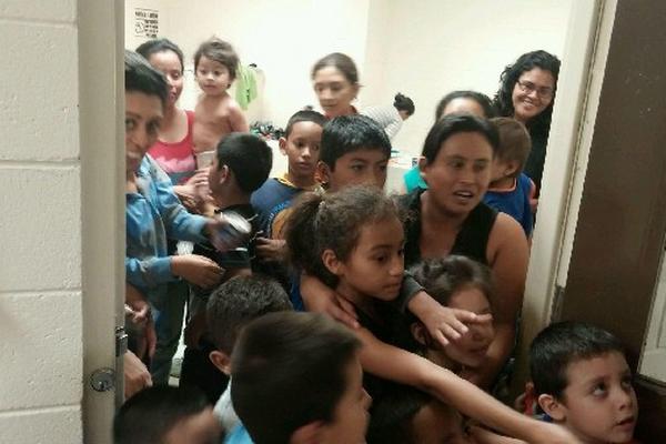 Cientos de niños centroamericanos indocumentados  son trasladados a refugios en bases militares estadounidenses,   debido a que los albergues están saturados.