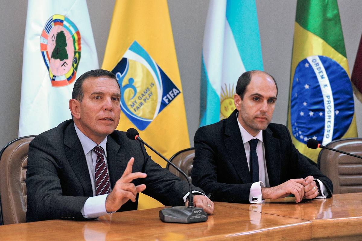El paraguayo Juan Angel Napout (izquierda), presidente de la Federación de Futbol de Paraguay, aseguró que respaldarán al suizo Joseph Blatter. (Foto Prensa Libre: AFP)