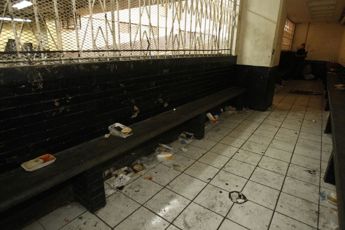 Carceleta donde los reos son detenidos mientras esperan sus audiencias en la torre de Tribunales. (Foto Prensa Libre: Paulo Raquec)