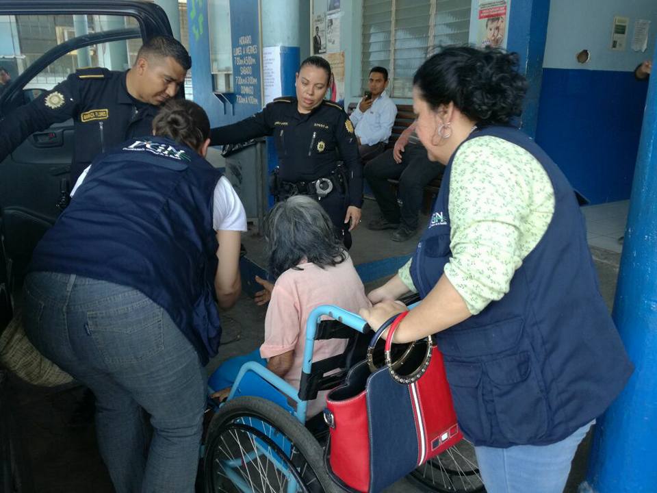 La mujer de 90 años fue rescatada por la PGN y PNC en Gualán, Zacapa. (Foto Prensa Libre: Mario Morales)