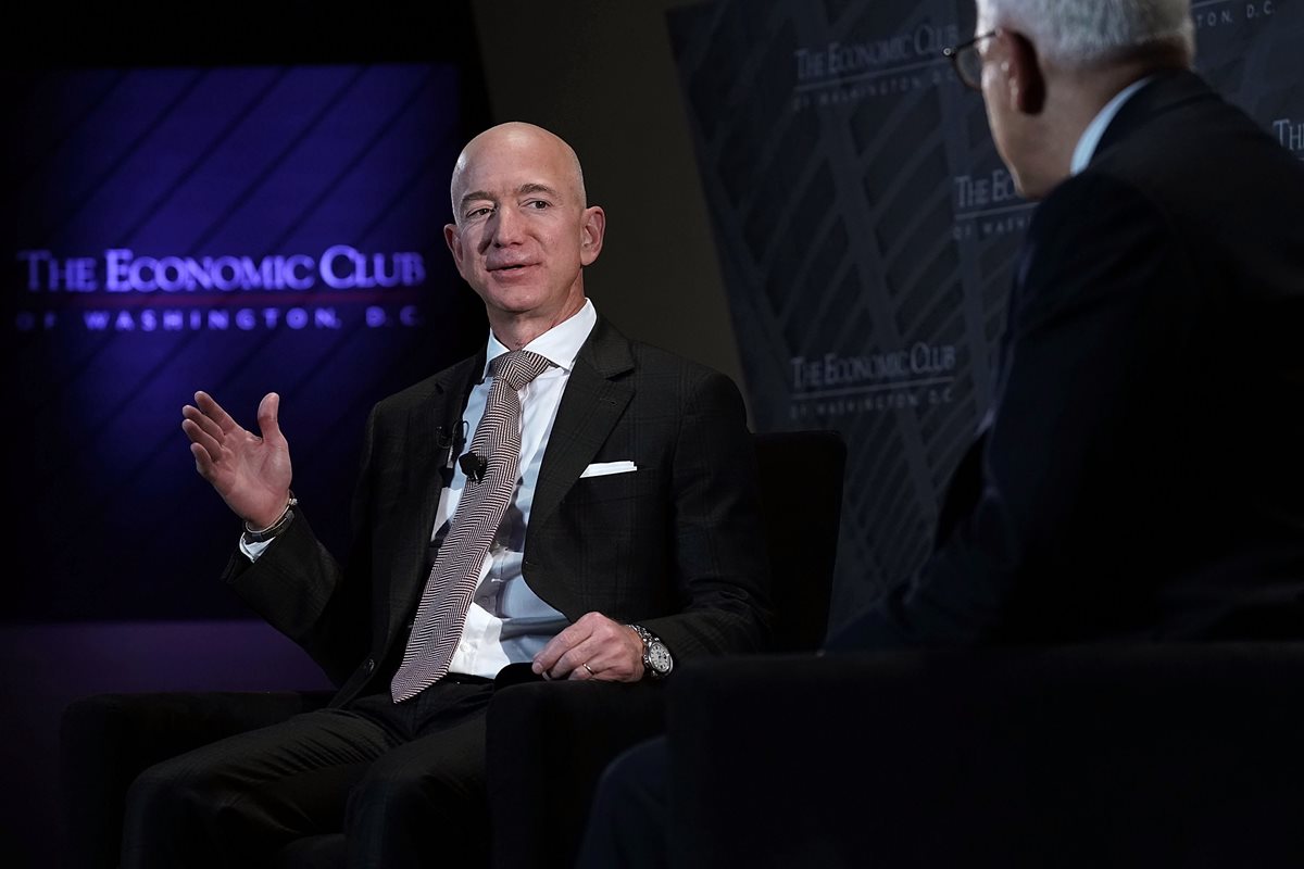 Jeff Bezos se propone ayudar a familias sin hogar, jardines tecnológicos infantiles y becas. (Foto Prensa Libre: AFP)
