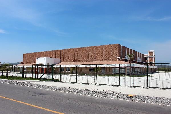 este es  el mercado que va a cumplir un año de haber sido inaugurado, pero debido a que se le adeuda a la constructora se encuentra abandonado.