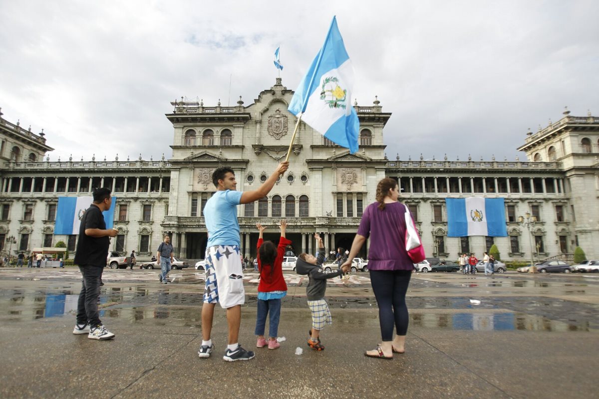Guatemaltecos se reunen en la Plaza de la Constitución para celebrar. (Foto Prensa Libre: Paulo Raquec)