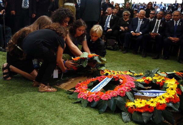 Nietos de Shimon Peres, depositan una corona de flores sobre su tumba.(Foto Prensa Libre: EFE)