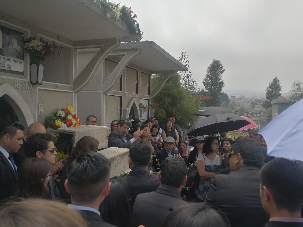 Familiares, amigos y estudiantes de Humberto Miranda Fuentes le dan el último adiós en el cementerio de Quetzaltenango. (Foto Prensa Libre: Fred Rivera)