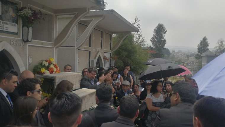 Familiares, amigos y estudiantes de Humberto Miranda Fuentes le dan el último adiós en el cementerio de Quetzaltenango. (Foto Prensa Libre: Fred Rivera)