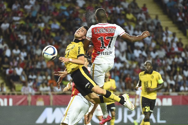 Iván Cavaleiro (Mónaco) y Sebastien Corchia, luchan por el balón, durante el partido. (Foto Prensa Libre: EFE)