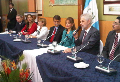 Embajadores  y magistrados del Tribunal Supremo Electoral en conferencia de prensa. (Foto: Manuel Hernández)