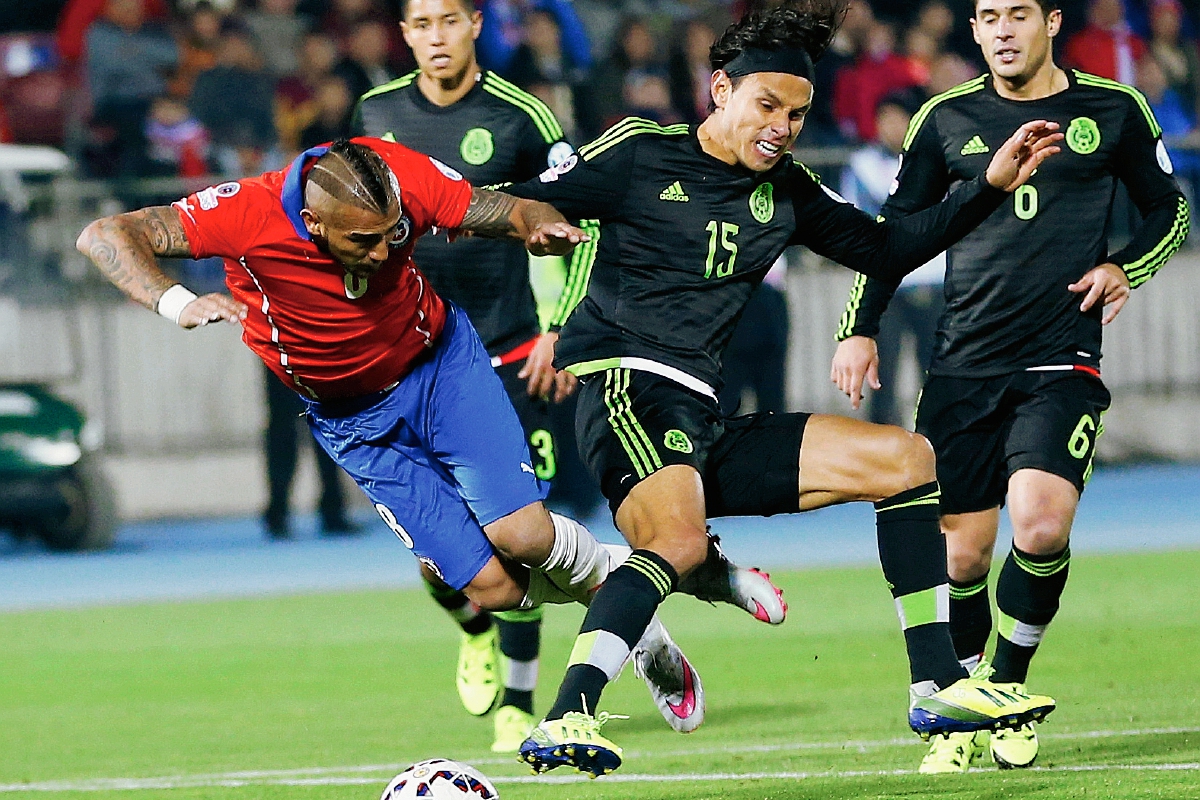 México y Chile empataron 3-3 en un intenso partido. (Foto Prensa Libre: AP)