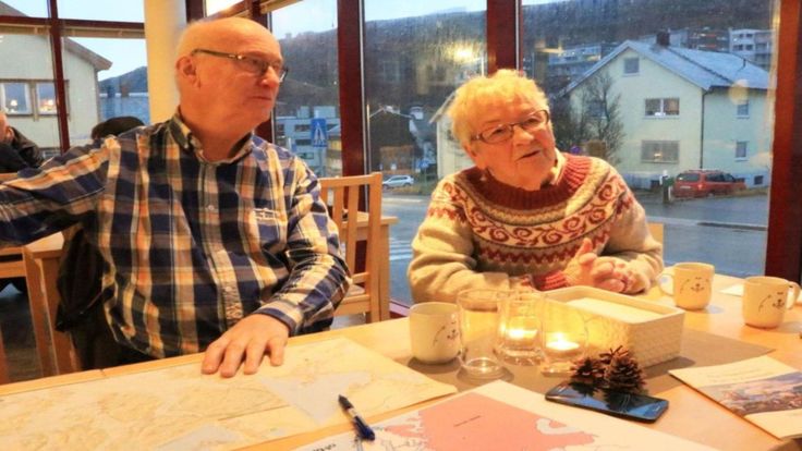 Randi Simonsen (der.) es una de las últimas testigos de la invasión nazi al pueblo. (Crédito: Mike MacEacheran)