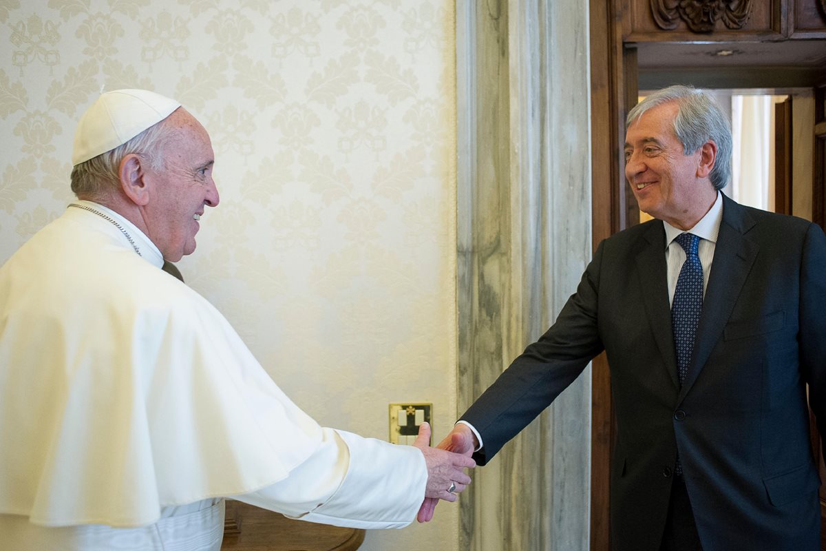 El papa Francisco se reúne con Libero Milone, exauditor general del Vaticano.(Foto Prensa Libre:AFP).