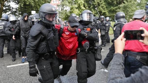 La cumbre del G20, ha iniciado y en las calles se dan enfrentamientos entre la policía y manifestantes. Foto Prensa Libre: EFE.