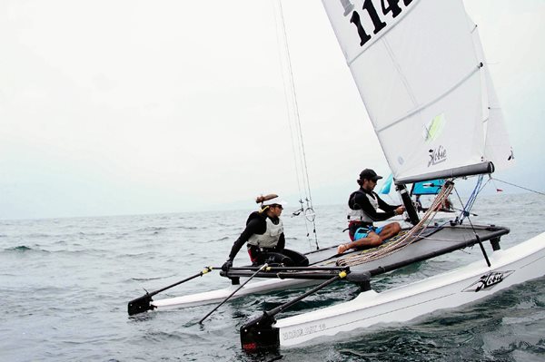 Hess y Abascal durante las regatas en el Lago de Atitlán. (Foto Prensa Libre: Cortesía COG).
