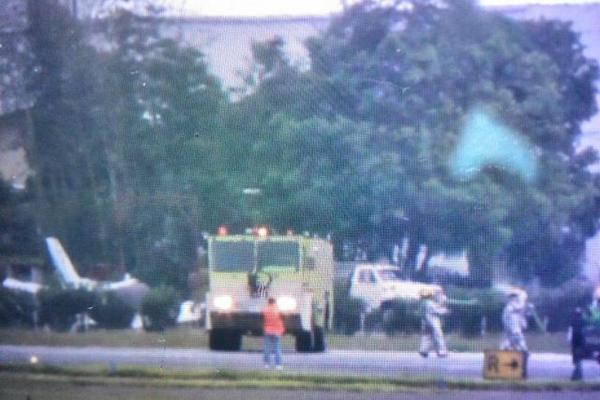 Los bomberos utilizaron espuma especial para sofocar el incendio. (Foto Prensa Libre: Estuardo Paredes)