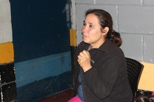 Rosa María León, quien fue capturada con dólares presuntamente falsos, permanece en la subestación de Santa Rosa de Lima. (Foto Prensa Libre: Oswaldo Cardona)