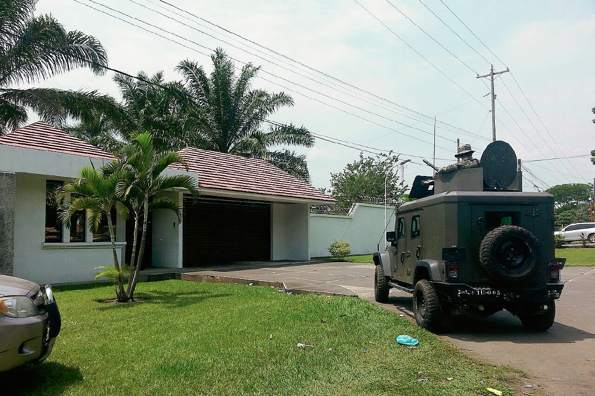 Allanamiento en vivienda ubicada en el km 161 de Mazatenango, Suchitepéquez, es apoyado por elementos del Ejército. (Foto Prensa Libre)