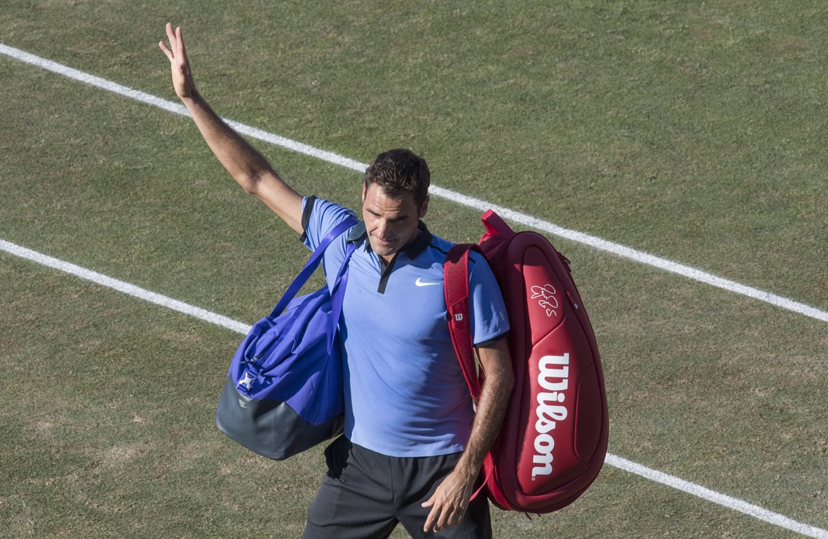 Roger Federer saluda al público después de perder contra Tommy Haas en el Torneo de Stuttgart. (Foto Prensa Libre: AFP)