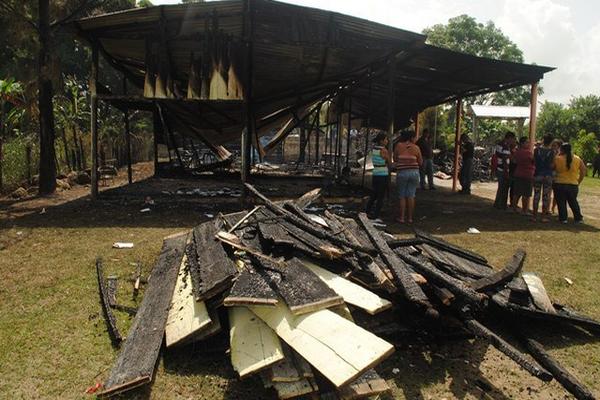  Una de las aulas de madera y lámina que fue destruida en la escuela del barrio Ixobel, Poptún. (Foto Prensa Libre: Rigoberto Escobar)