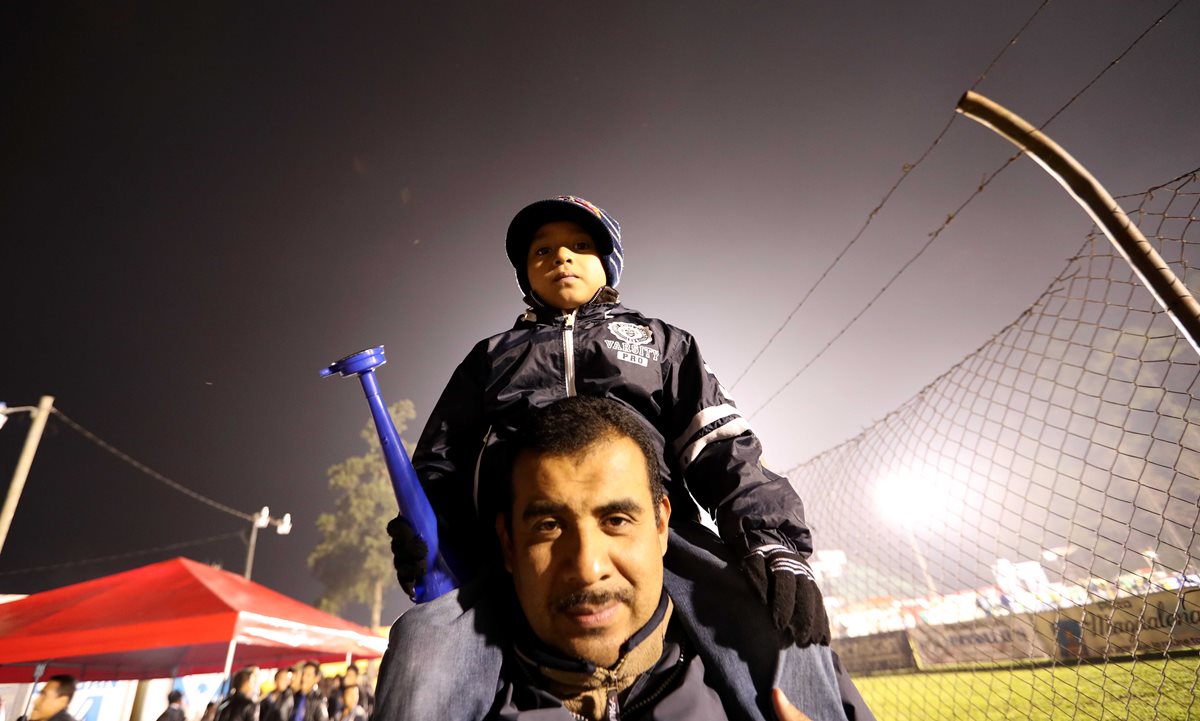 El amor al futbol se hereda de padre a hijo. (Foto Prensa Libre: Francisco Sánchez)