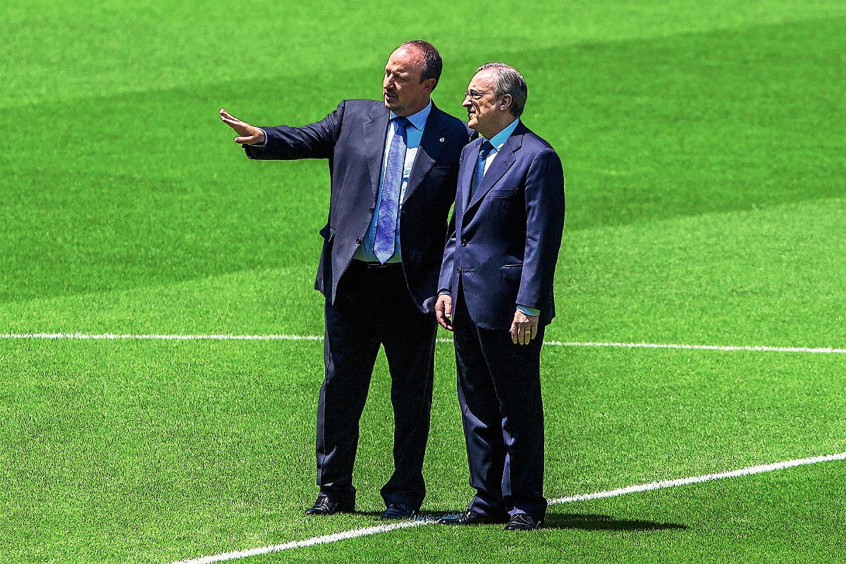 El nuevo técnico del Real Madrid, Rafael Benitez, y el presidentet Florentino Perez,  recorren las instalaciones del estadio Santiago Bernabéu. (Foto Prensa Libre: AP)