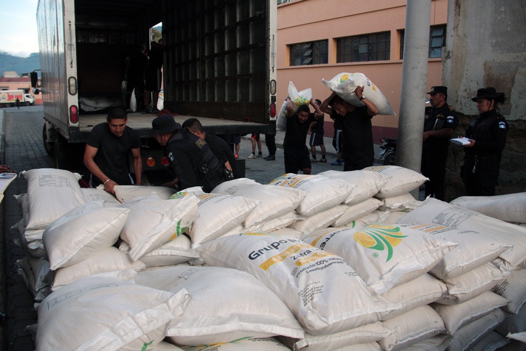Autoridades decomisan 250 quintales de azúcar de contrabando, en La Esperanza, Quetzaltenango. (Foto Prensa Libre: Carlos Ventura)