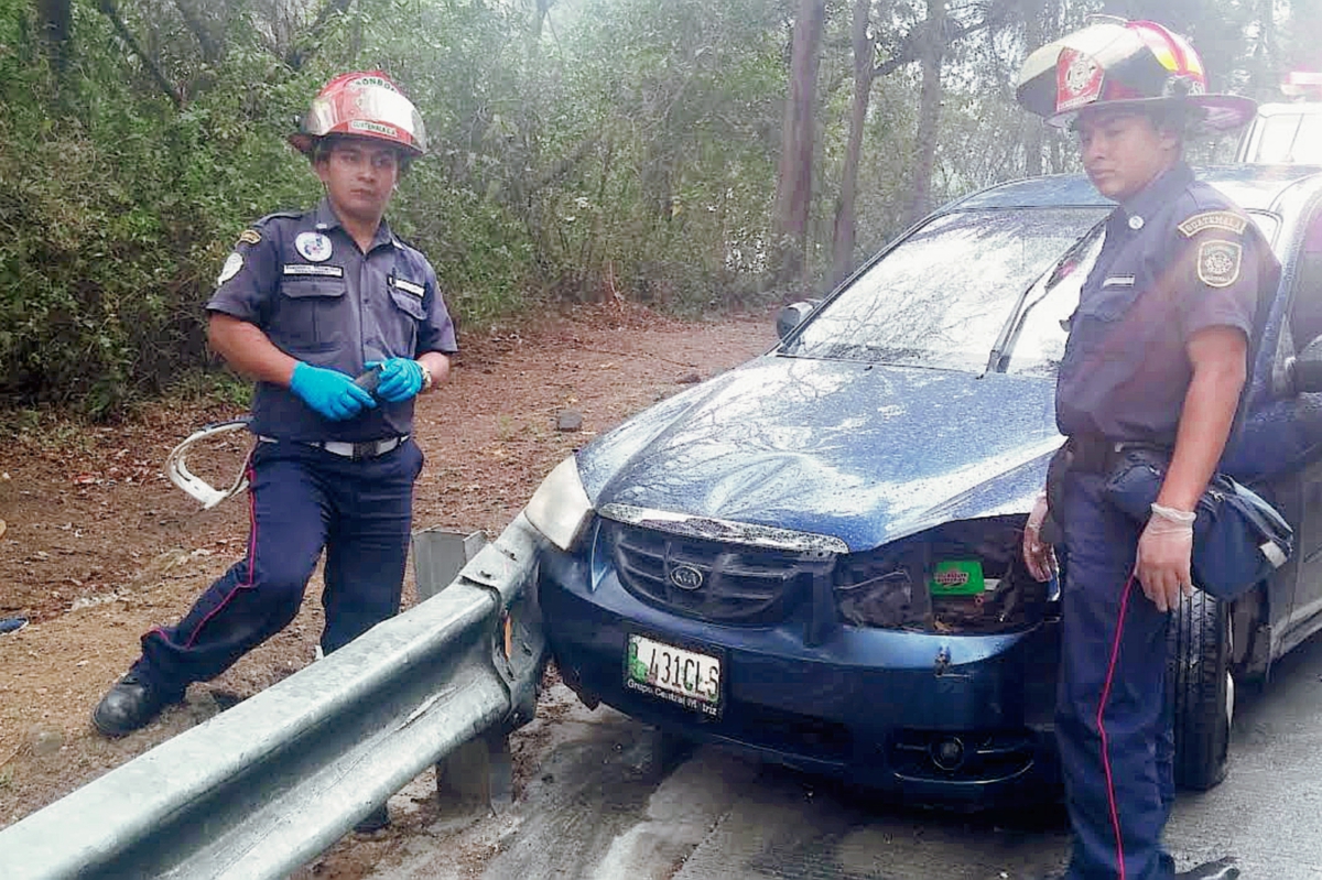 Uno de los vehículos involucrados en la colisión múltiple en Antigua Guatemala. (Foto Prensa Libre: CBMD)