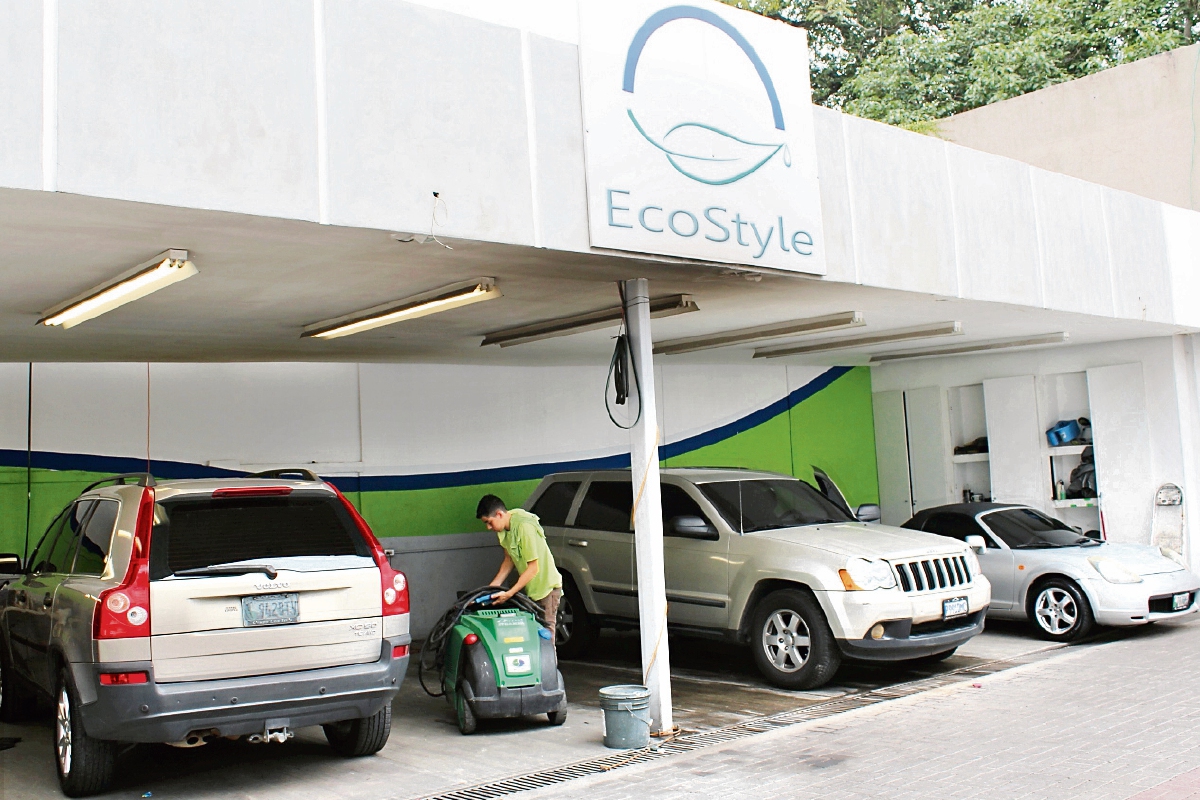 El servicio que ofrece Eco Style permite el ahorro de agua, ya que utiliza un galón para la limpieza de los vehículos.