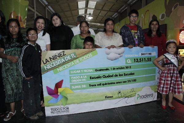 Delegados del proyecto entregan cheque con fondos recaudados para  comenzar obra.
