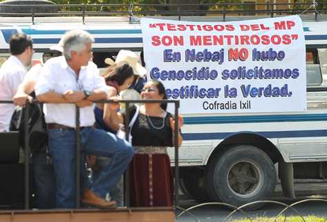 Activistas pro militares observan una pancarta que niega el genocidio en el área ixil. (Foto Prensa Libre: Erick Avila)