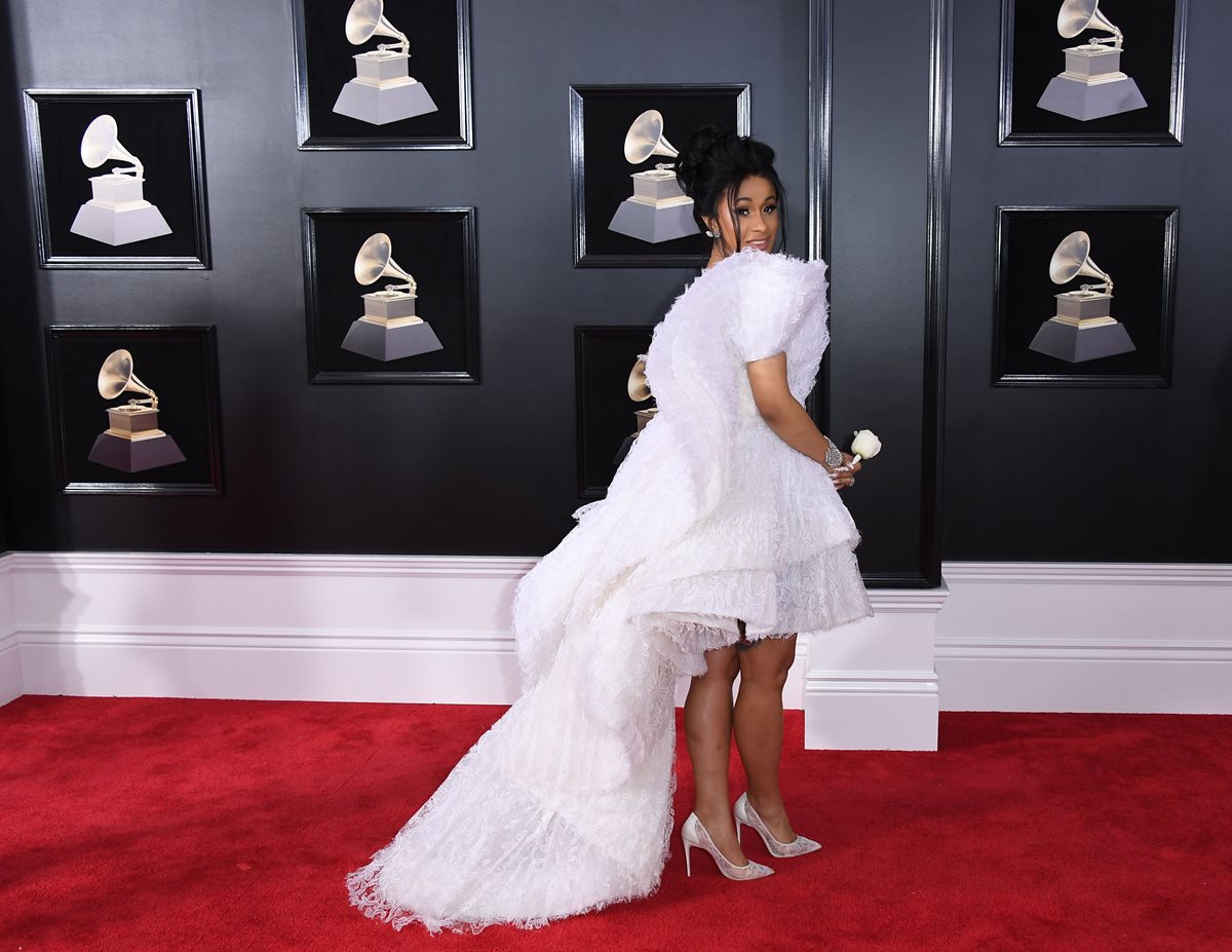 Cardi B llegó con un vestido de encaje blanco, que daba la impresión de ser una novia. (Foto Prensa Libre: AFP)