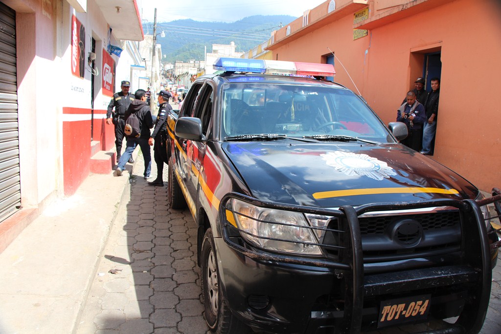 Autoridades efectúan operativos en ventas de licor de la ciudad de Totonicapán. (Foto Prensa Libre: Édgar Domínguez)