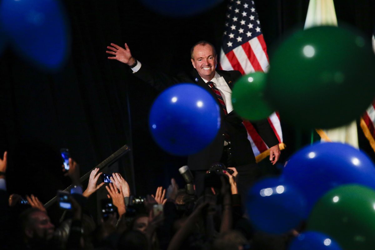 Phil Murphy celebra la victoria como gobernador de New Jersey. (Foto Prensa Libre: AFP)