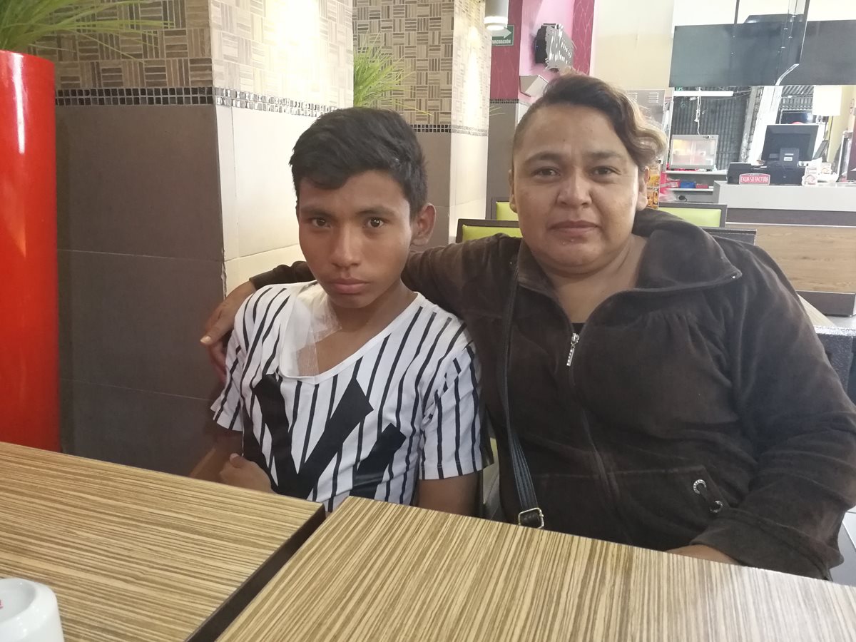 Luis Enrique Arriola Morales y su madre Heidy Morales tienen fe de salir de esta difícil situación. (Foto Prensa Libre: Oscar Fernando García).
