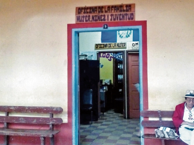 Oficina de la Dirección Municipal de la Mujer en Chichicastenango, Quiché, donde supuestamente se produjo el cobro ilegal. (Foto Prensa Libre: Óscar Figueroa)