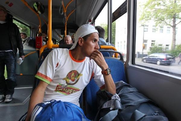 El atleta guatemalteco utiliza el transporte local para movilizarse a sus entrenamientos. (Foto Prensa Libre: Fernando López)