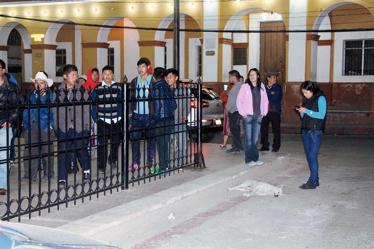 Mujer observa el cadáver de uno de los perros que fue localizado en el parque central de Totonicapán. (Foto Prensa Libre: Édgar Domínguez)