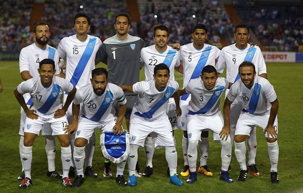 Los once guerreros guatemaltecos que jugaron desde el inicio el amistoso contra Venezuela (Foto Prensa Libre: AFP)