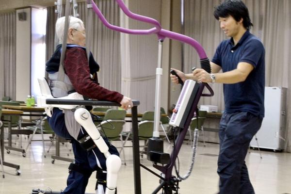 Robots ayudarán a que los ancianos tengan calidad de vida. (Foto Prensa Libre: AFP)<br _mce_bogus="1"/>
