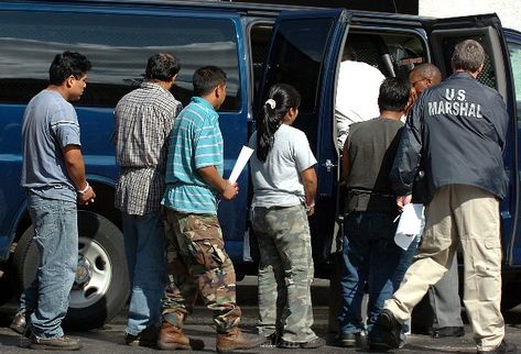 Decenas de migrantes, sobre todo centroamericanos, son capturados y deportados cada año de EE.UU. (ARCHIVO)