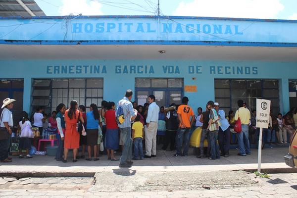 Solo el personal de la sección de Emergencia y Encamamiento laboró trabajó este jueves en el Hospital Nacional de Jutiapa. (Foto Prensa Libre: Óscar González)