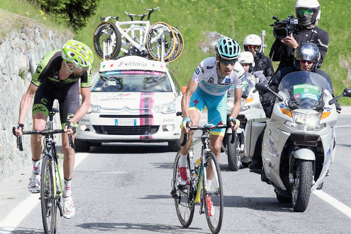 Fabio Aru junto al ciclista canadiense Ryder Hesjedal en el recorrido de la etapa 19 del Giro de Italia. (Foto Prensa Libre: AP)