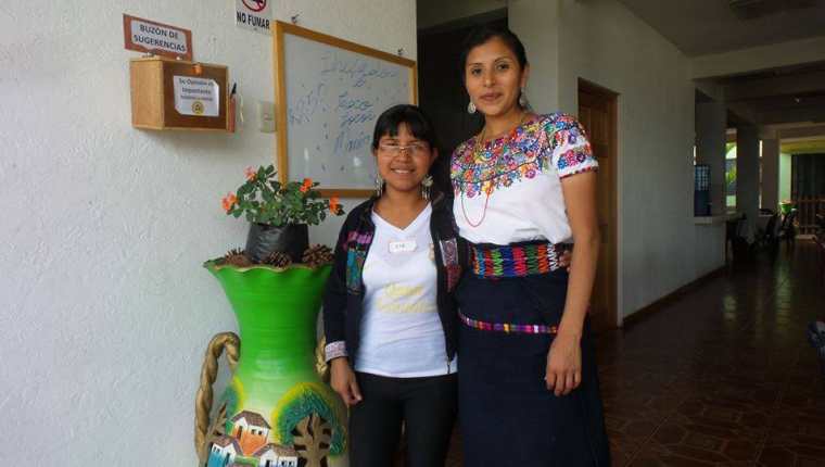 Amanda Chiquitó Rucal (derecha), comunicadora comunitaria en Sumpango, Sacatepéquez. (Foto Prensa Libre: Cortesía)