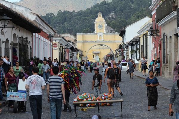 La afluencia de turistas se incrementó desde este sábado en Antigua Guatemala, Sacatepéquez. (Miguel López)<br _mce_bogus="1"/>