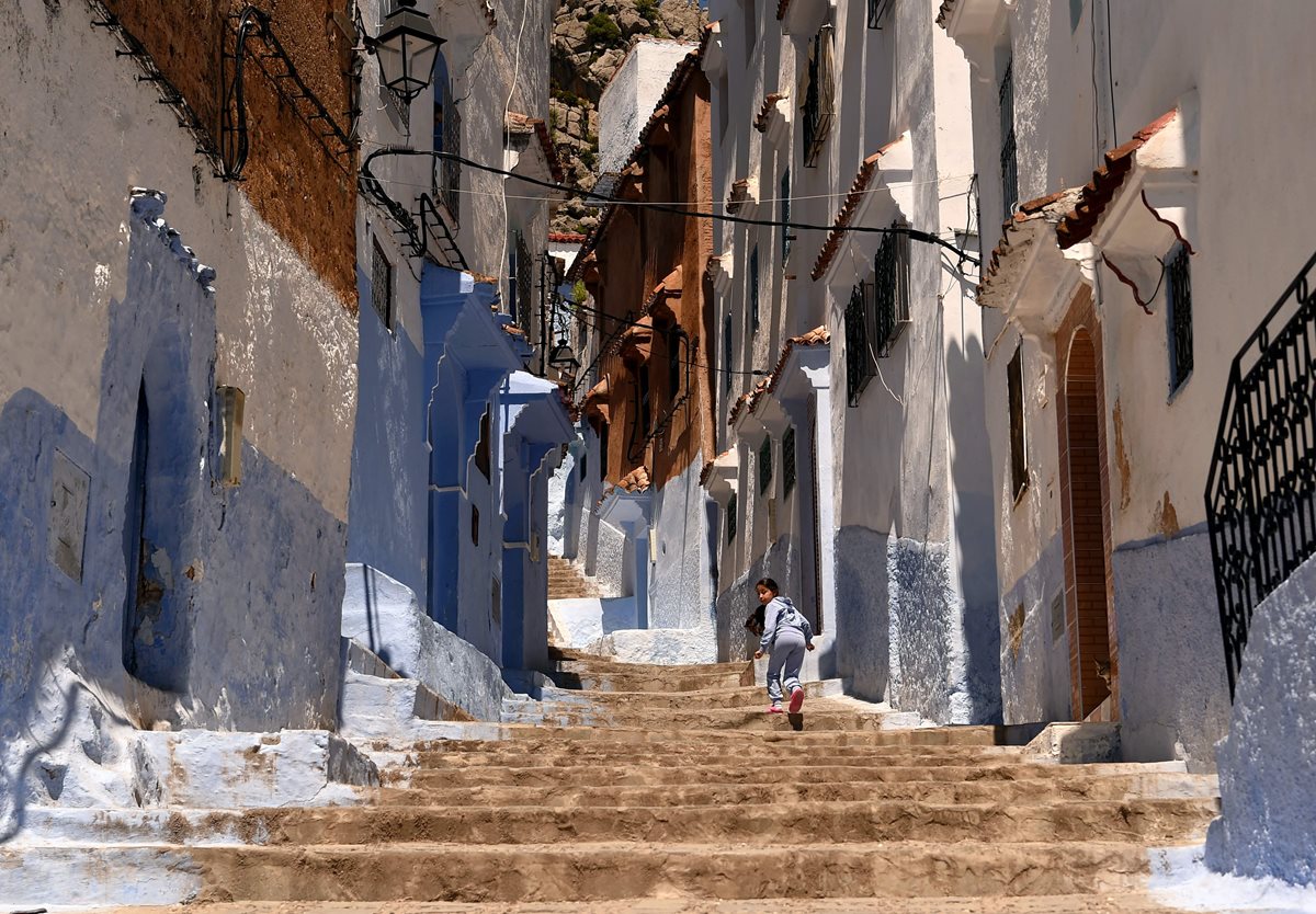 (Imagen de referencia). Una niña marroquí corre por las calles de Chefchaouen, en el noroeste de Marruecos. (Foto Prensa Libre: AFP).