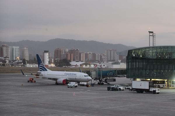 Decenas de vuelos fueron paralizados este domingo ante la cantidad de ceniza lanzada por el Volcán de Fuego. (FOTO PRENSA LIBRE: ÁLVARO INTERIANO)