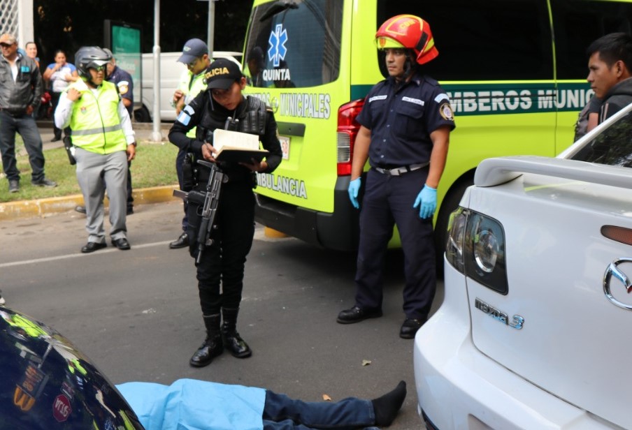 Socorristas en el lugar donde murió una persona por paro cardiaco en la capital. (Foto Prensa Libre: Cortesía Bomberos Municipales).