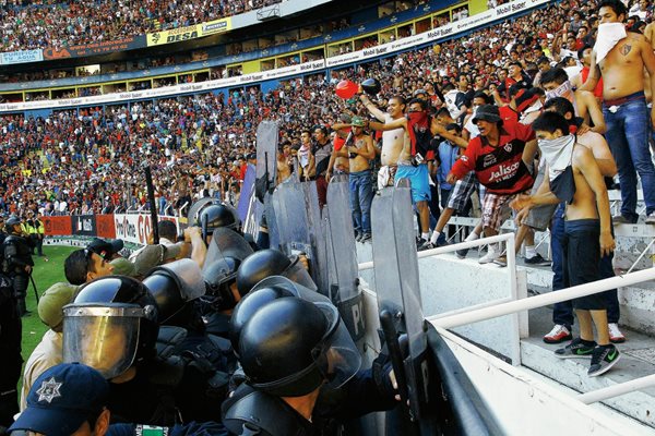 Los barra brava del Atlas protagonizaron actos bandálicos en el duelo de vuelta de los cuartos de final de la Liga MX. (Foto Prensa Libre: EFE)