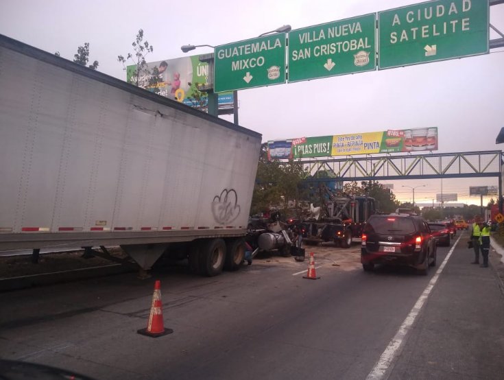 Un tráiler chocó contra el arriate en el km 19 de la ruta Interamericana, San Cristóbal, Mixco. (Foto Prensa Libre: Emixtra)