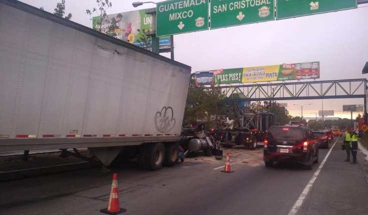 Un tráiler chocó contra el arriate en el km 19 de la ruta Interamericana, San Cristóbal, Mixco. (Foto Prensa Libre: Emixtra)