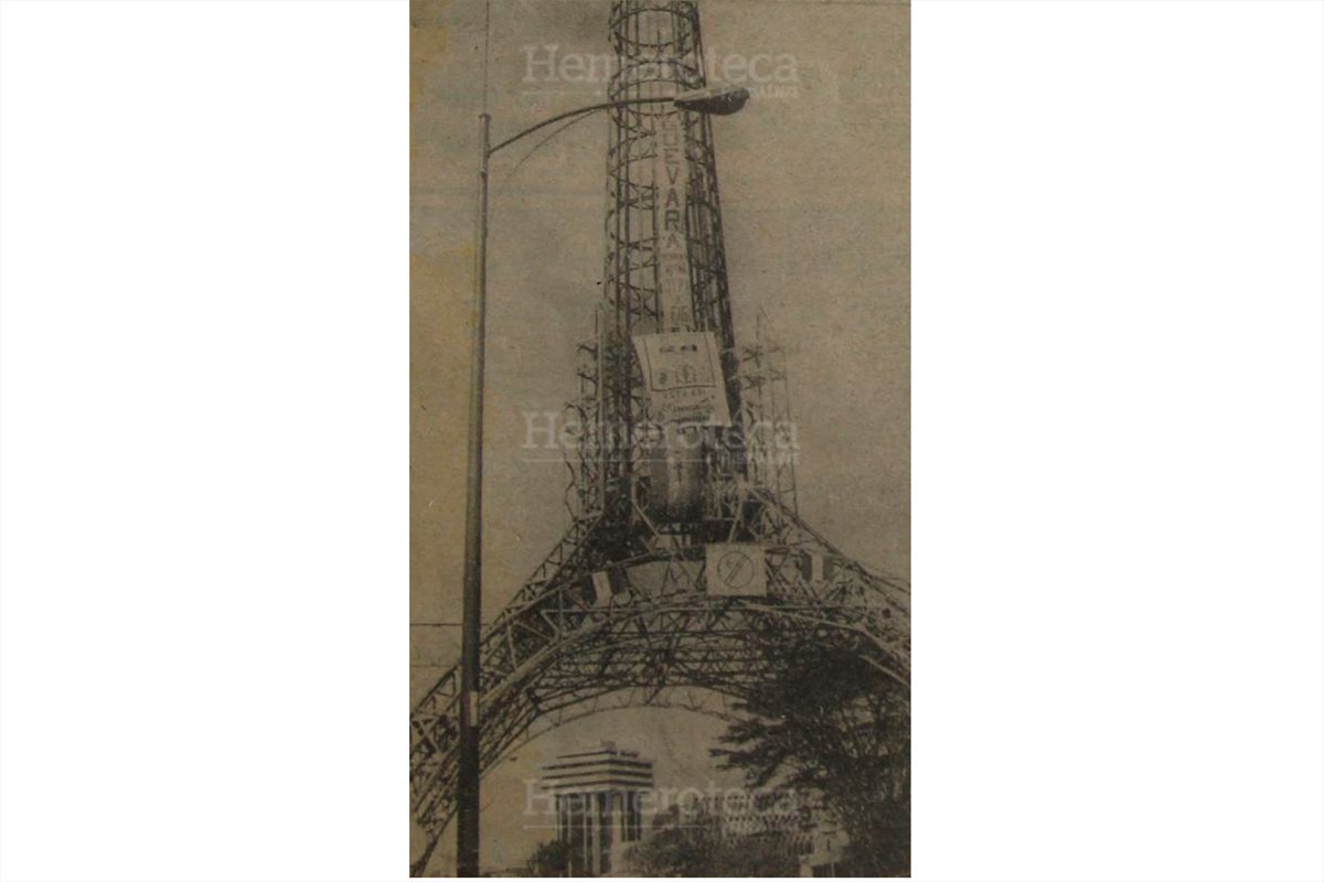 La Torre de el Reformador durante el proceso electoral  de  1982; los partidos  en contienda colgaron mantas, afiches y toda clase de propaganda polí­tica. 27/2/1982. (Foto: Hemeroteca PL)